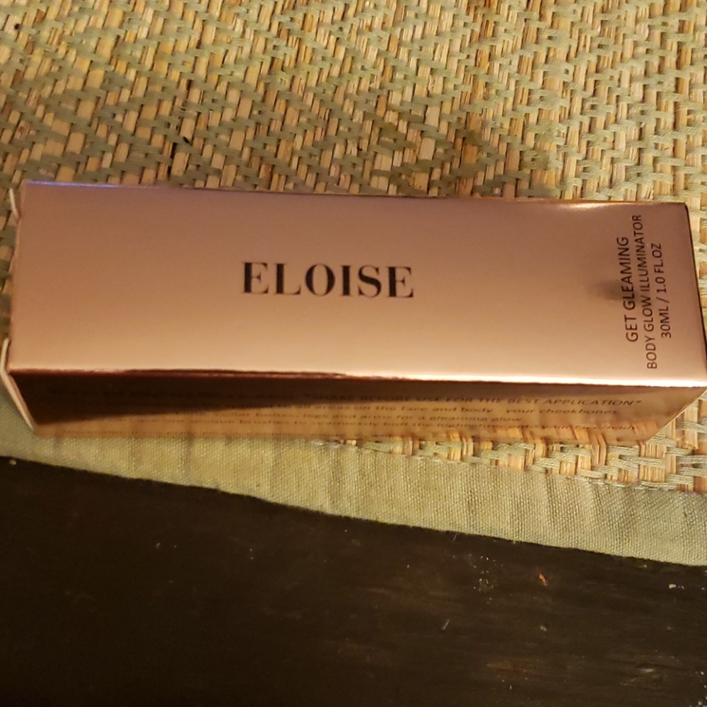 Eloise get gleaming body glow